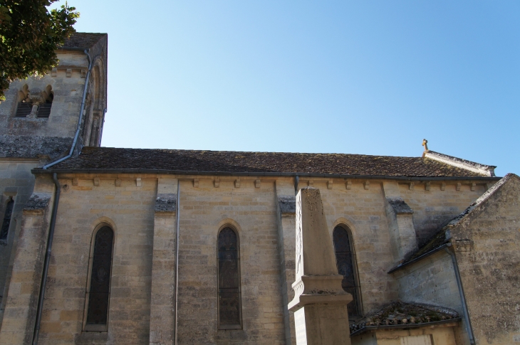 Façade latérale nord de l'église Saint Pierre. - Porchères