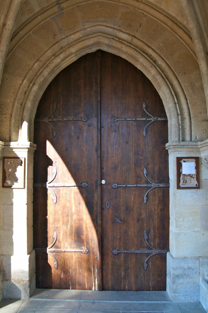 Le portail de l'église Saint-Pierre. - Porchères