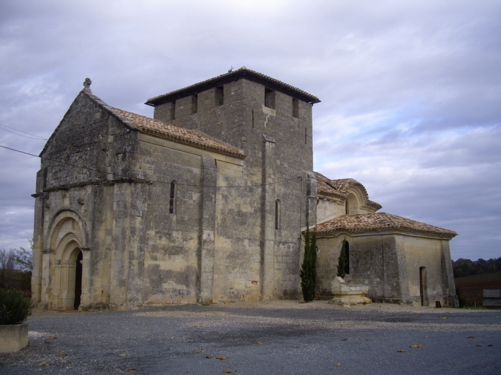 L'église de Monbadon romane et 18ème, remaniée 19ème. - Puisseguin