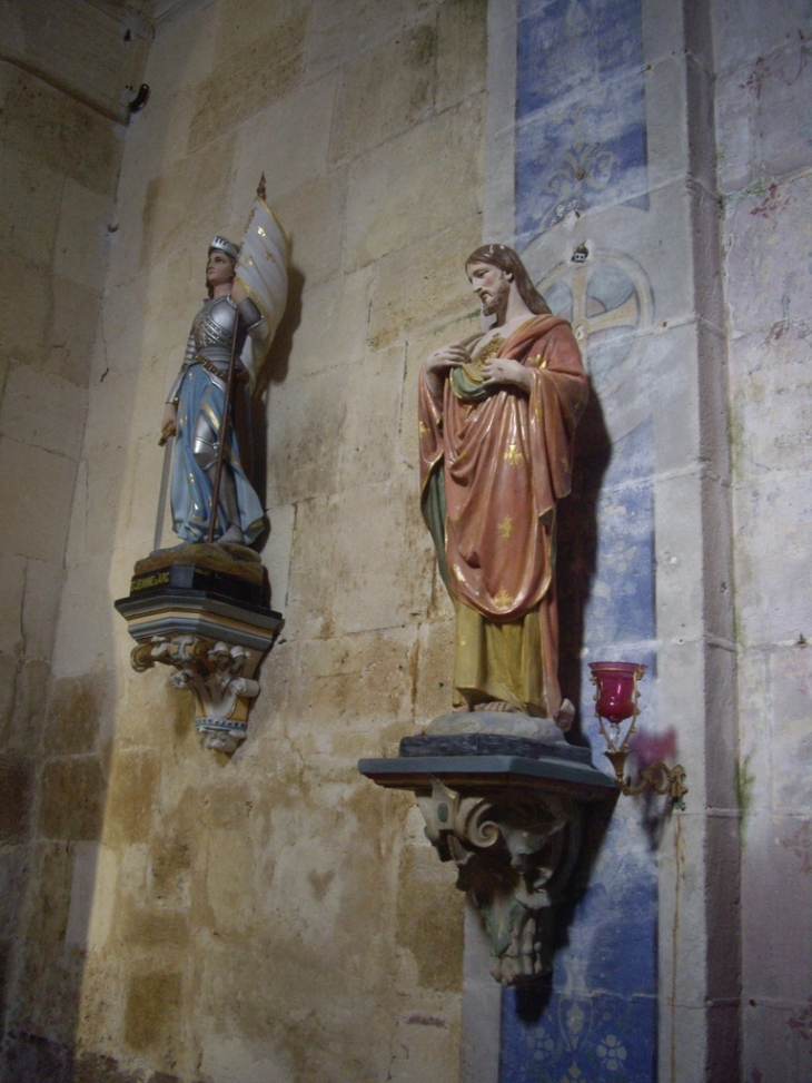 Statues dans l'église de Monbadon. - Puisseguin