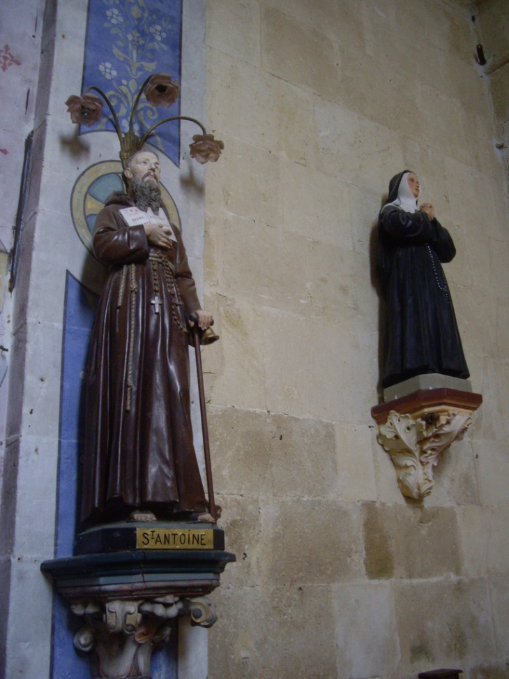 Statues dans l'église de Monbadon. - Puisseguin