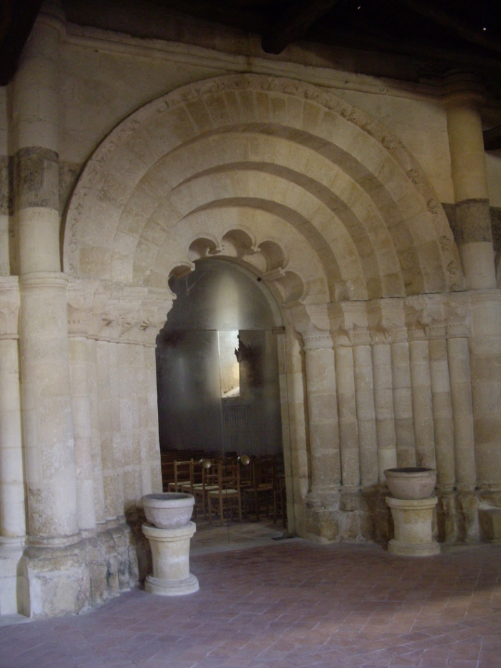 Le portail roman de l'église - Puisseguin