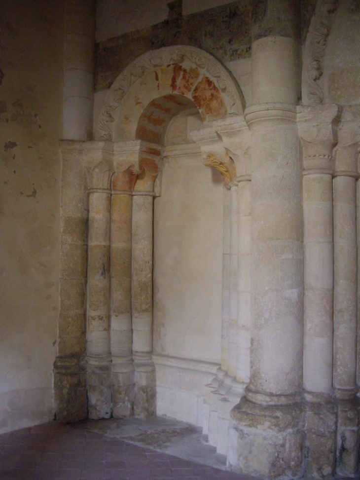 Porte aveugle de l'église et son ancienne polychromie d'ocres jaunes et rouges - Puisseguin