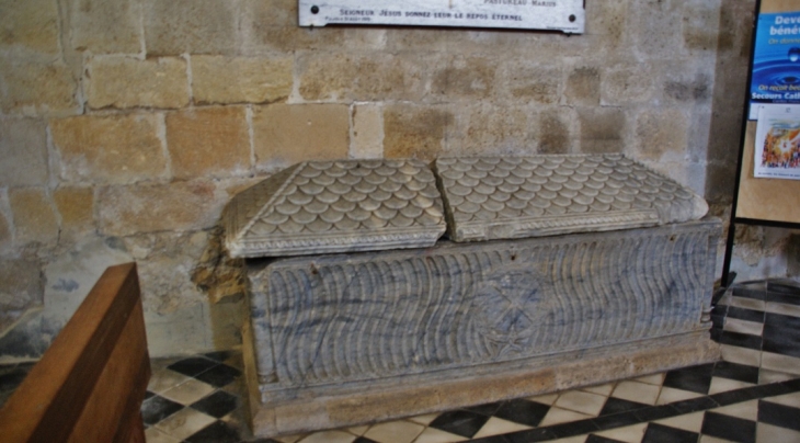    église Saint-Pierre ( Sarcophage )  - Pujols