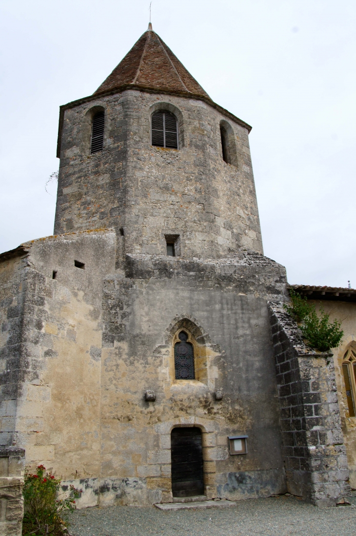 Façade sud de l'église Saint Hilaire. - Puynormand