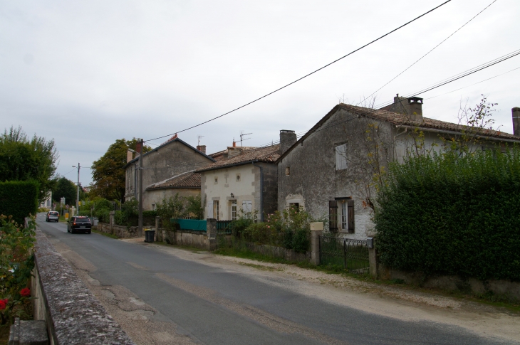 Une rue du village. - Puynormand