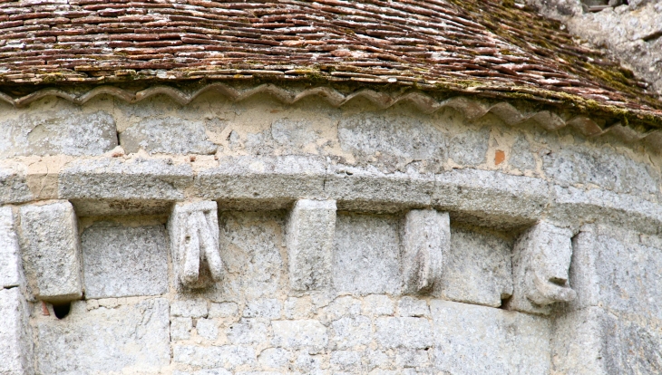 Modillons sculptés de l'abside. Eglise Saint Hilaire. - Puynormand