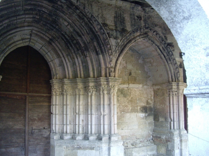 Le portail de l'église sous le porche. - Rauzan