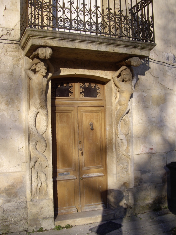 Maison 15/16ème, l'entrée sculptée. - Rauzan