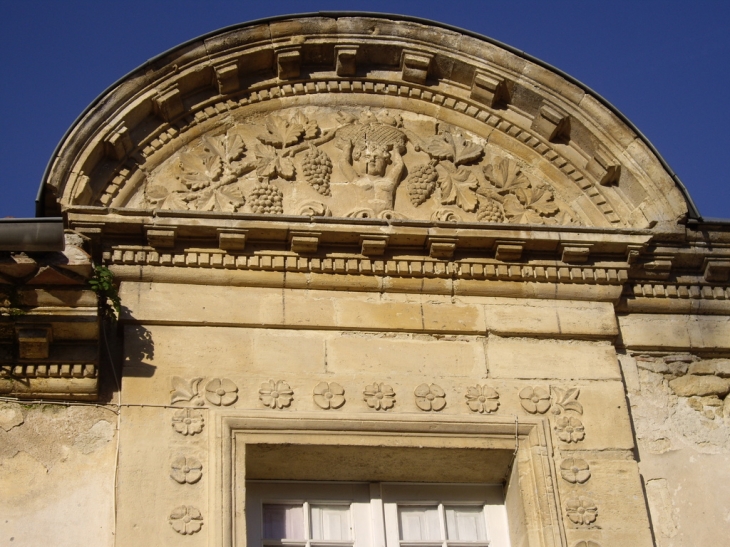 Le fronton de la maison. - Rauzan