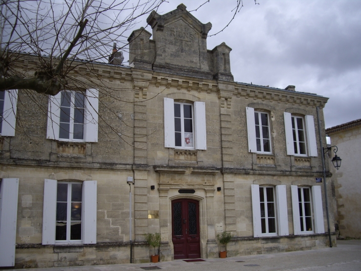 L'ancienne poste qui abrite aujourd'hui une auberge. - Rions