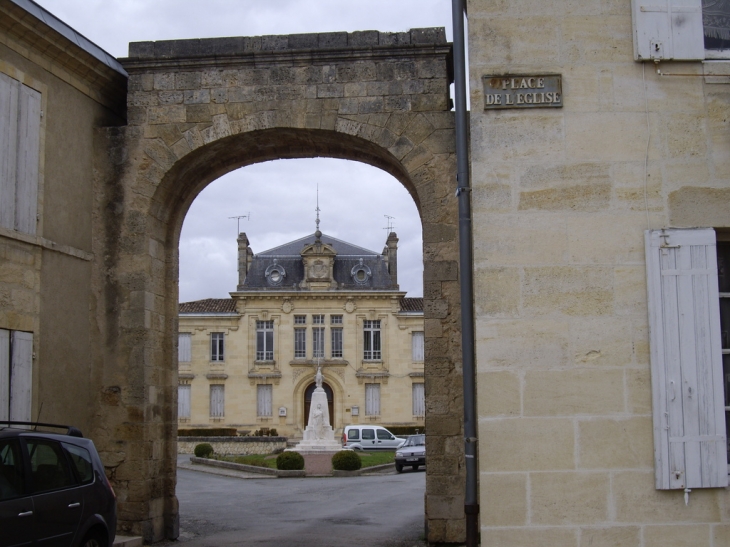 Vue de la porte normande, la mairie. - Rions