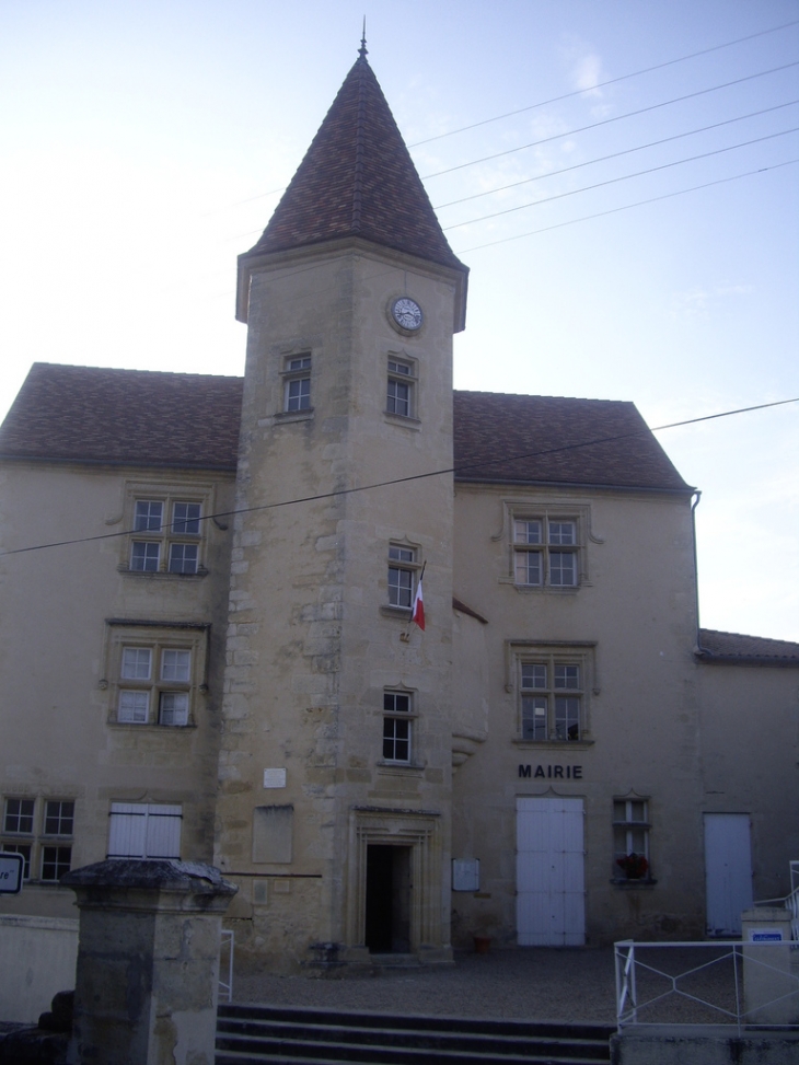 Manoir 15/16ème et la tour polygonale dite d'Ausone, occupés par la mairie. - Ruch