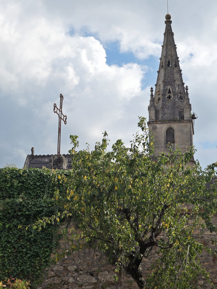 Le clocher et la croix du cimetière - Saint-André-du-Bois