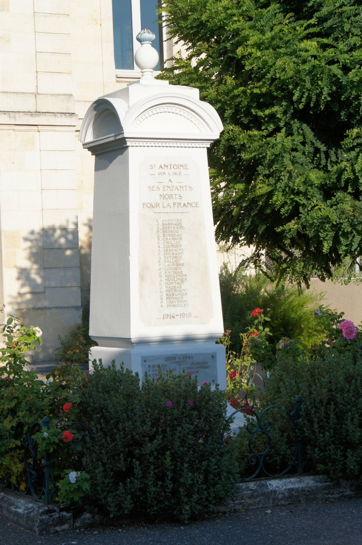 Le Monument aux Morts - Saint-Antoine-sur-l'Isle