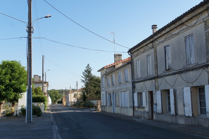 La rue face à la Mairie. - Saint-Antoine-sur-l'Isle