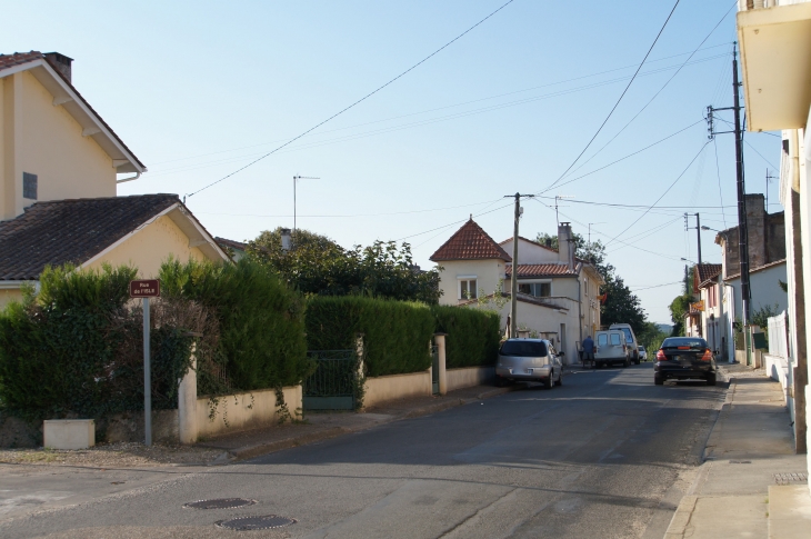 La rue perpendiculaire à la rue de l'Isle. - Saint-Antoine-sur-l'Isle