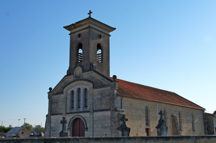 La chapelle du Château, trop petite et par ailleurs très outragée par les ans, est remplacée par une nouvelle église en 1855. - Saint-Antoine-sur-l'Isle