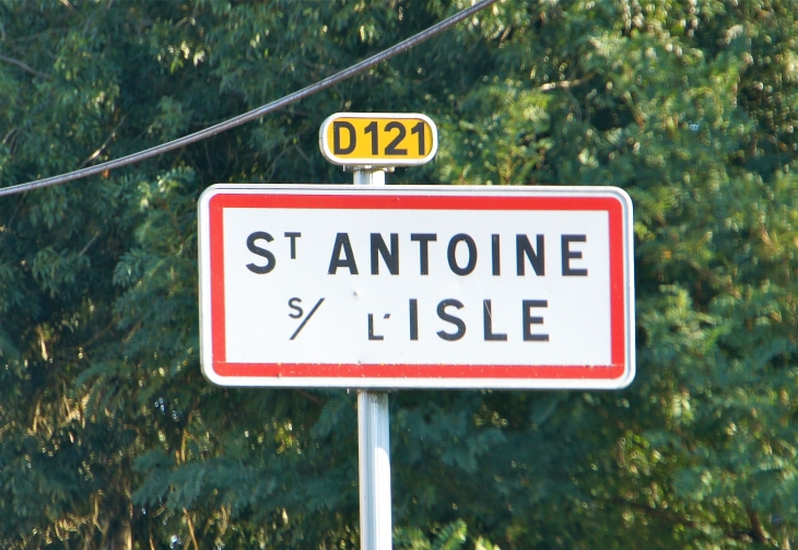 Origine du nom : du nom de l'établissement créé par l'ordre hospitalier des Antonins au XIIe siècle. - Saint-Antoine-sur-l'Isle