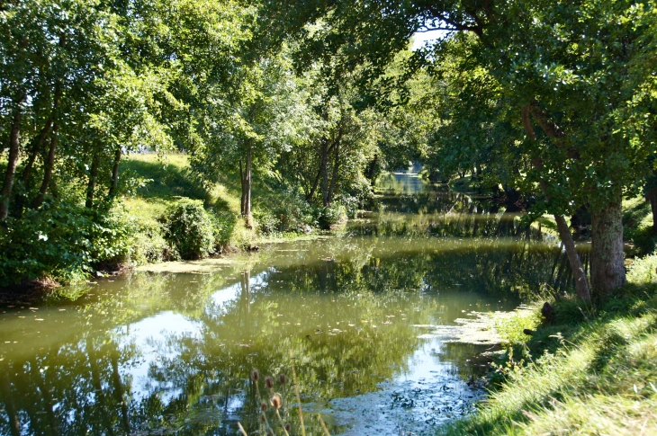 Le canal. - Saint-Antoine-sur-l'Isle