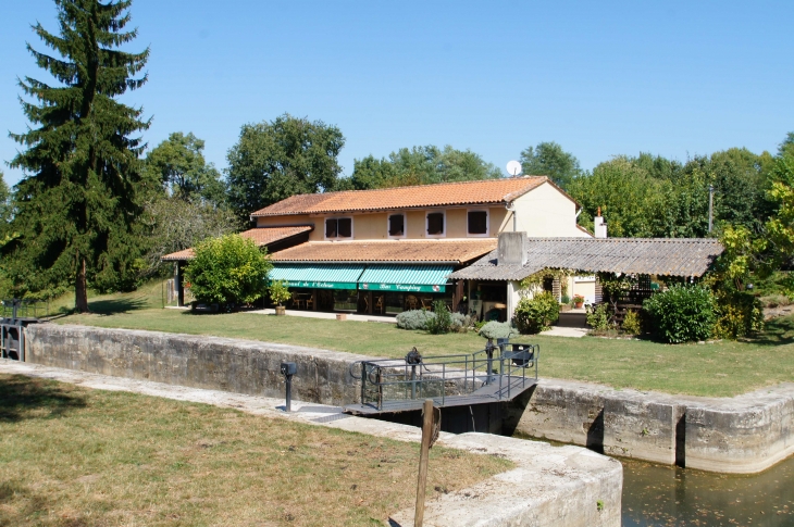 L'écluse du canal. - Saint-Antoine-sur-l'Isle