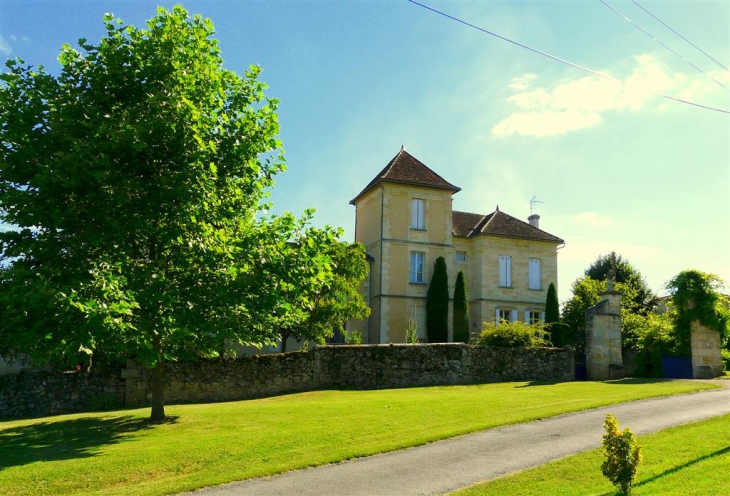 Dans le village - Saint-Aubin-de-Branne