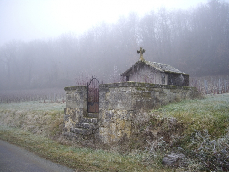 Tombe protestante isolée dans la nature. - Saint-Cibard