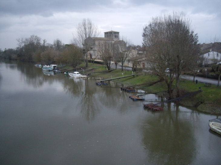 Photo à Saint-Denis-de-Pile (33910) : Le port sur l'Isle et l'église