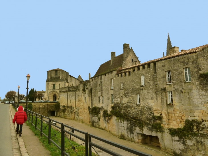 La Ville se construisit au long du Moyen Âge, elle fut fermée par des remparts dès le début du XIIIe siècle. - Saint-Émilion