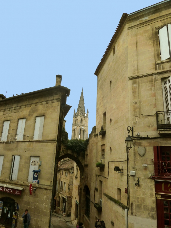 Vue sur le clocher de l'église monolithe. - Saint-Émilion