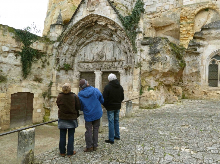 Sur le parvis de l'église monolithe. - Saint-Émilion