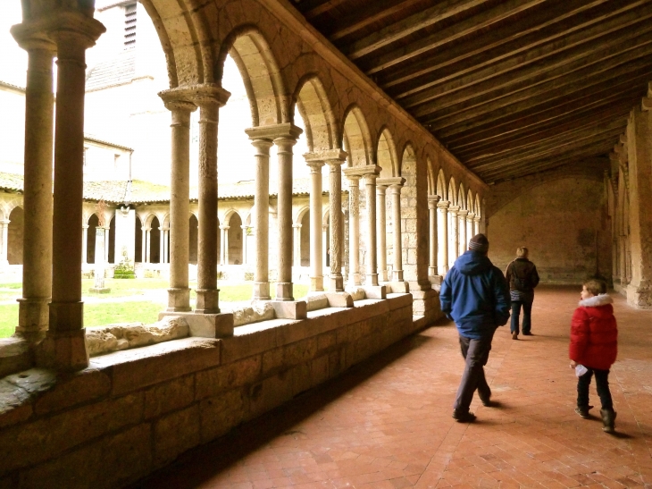 Le cloître de l'église collégiale forme un carré de trente mètres de côté dont les galeries sont couvertes d'une charpente de bois. - Saint-Émilion