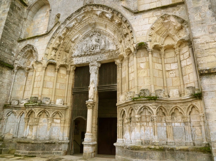 Portail de la façade nord de l'église collégiale. - Saint-Émilion