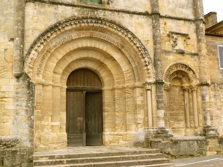 Portail de la façade ouest de l'église collégiale. - Saint-Émilion