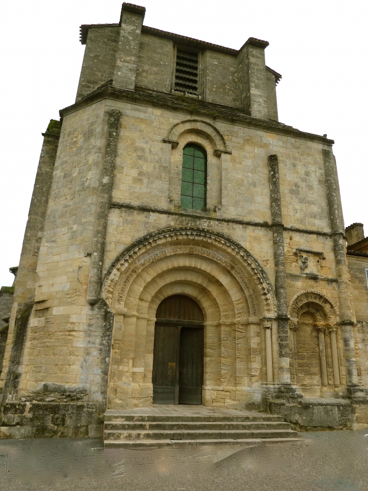 Façade ouest de l'église collégiale. Bâtie dès le début du XIIe siècle pour la communauté des chanoines de Saint-Augustin, sa construction se poursuivit jusqu'au XVIe siècle. - Saint-Émilion