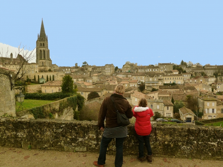 Vue sur la Ville et le clocher monolithe. - Saint-Émilion