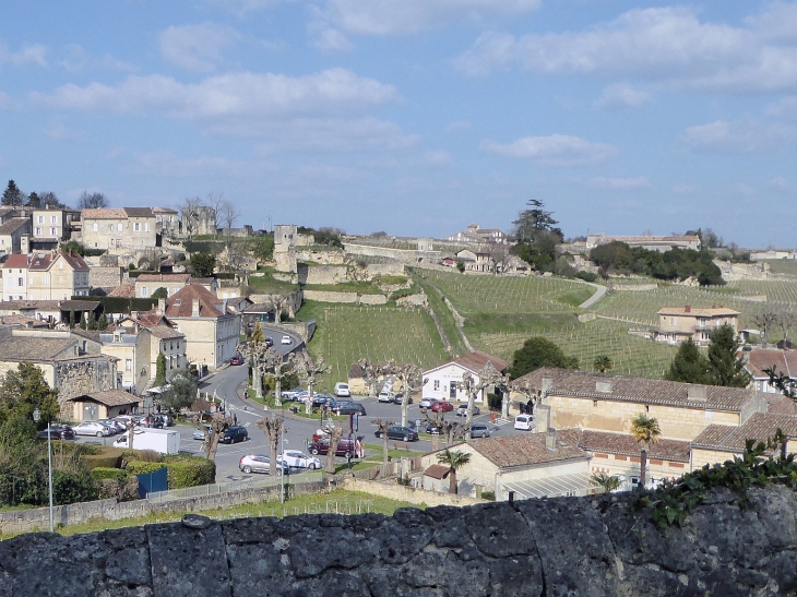 Le vignoble au pied de la ville - Saint-Émilion