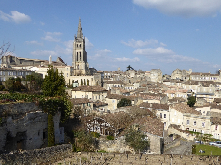 Vue sur la ville et son église - Saint-Émilion