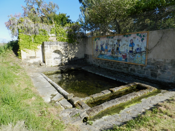 Fontaine lavoir du hameau de Pez - Saint-Estèphe