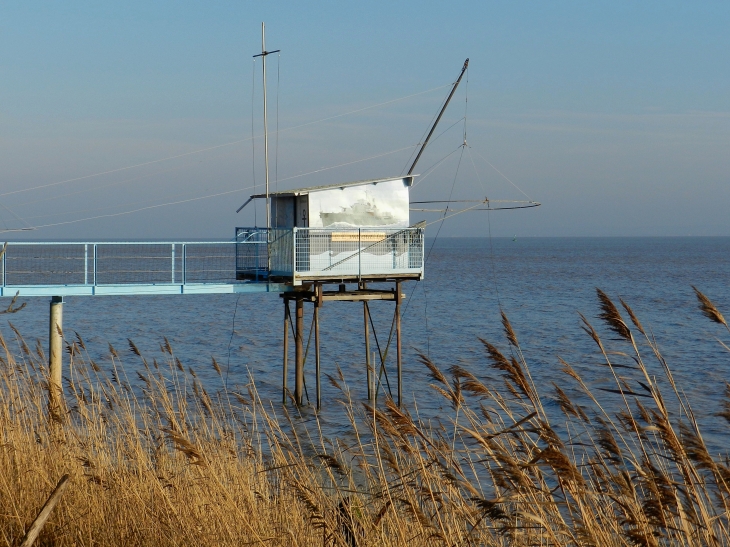 L' Astrolabe carrelet décoré par Daniel Bernard sur les berges de la Gironde à Saint-Estèphe.