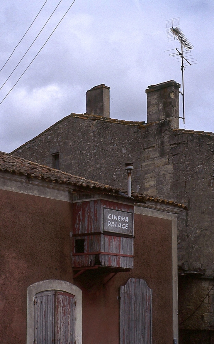 Cinéma Palace qui se trouvait à l'angle du 7 rue de Ségur et de la rue de Calon en juillet 1990. - Saint-Estèphe