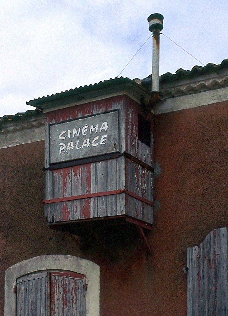 Cinéma Palace qui se trouvait à l'angle du 7 rue de Ségur et de la rue de Calon en juillet 1990. - Saint-Estèphe