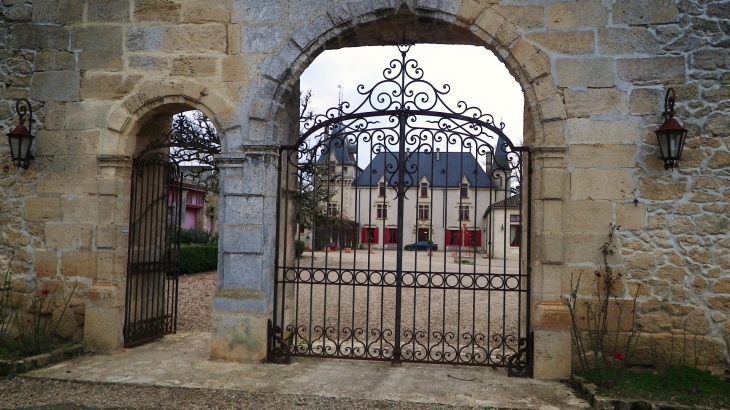 Ancien château fort de Pressac. - Saint-Étienne-de-Lisse