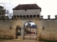 Ancien château fort de Pressac XIVème, remanié au XIXème.