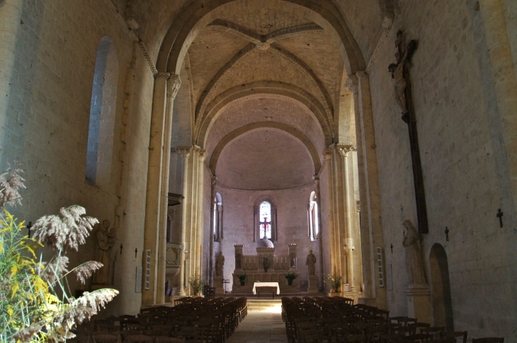 La-nef-vers-le-choeur-de-l'église notre dame de la nativité. - Saint-Ferme