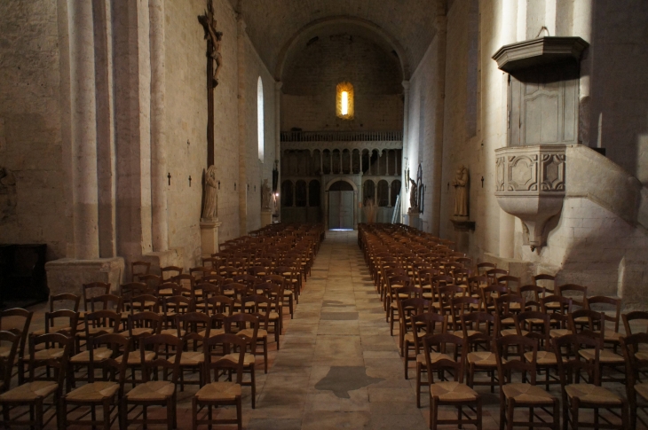 La nef vers le portail. - Saint-Ferme