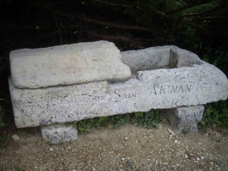 Sarcophage réutilisé au XVIIIème pour inhumé le curé de la paroisse. - Saint-Genès-de-Lombaud