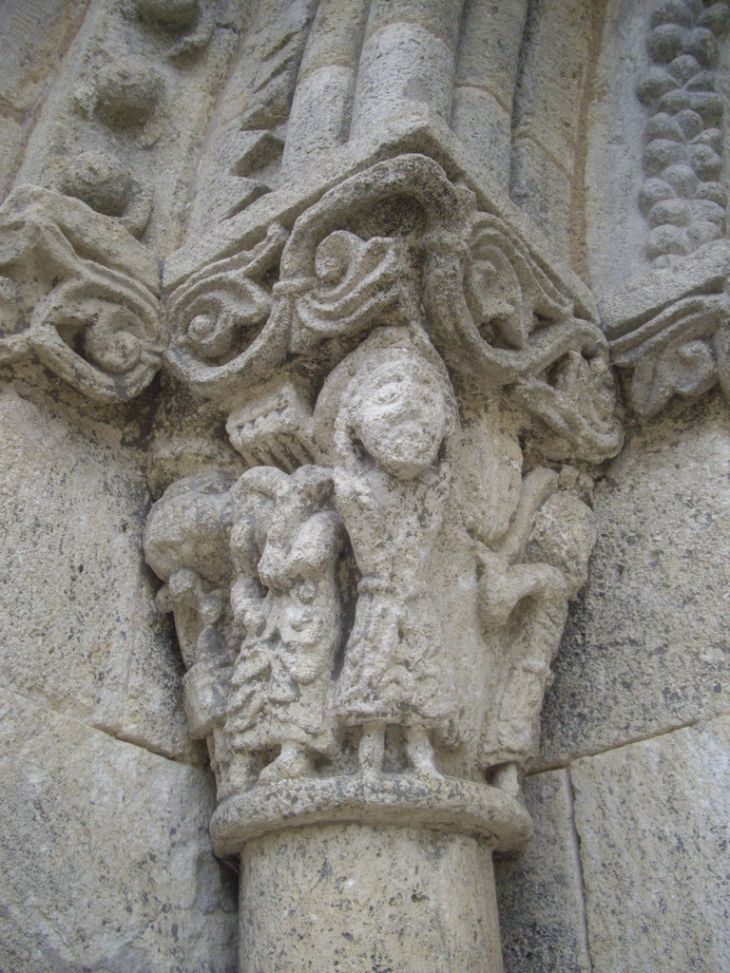 Détail d'un chapiteau de colonnette du portail. - Saint-Genès-de-Lombaud