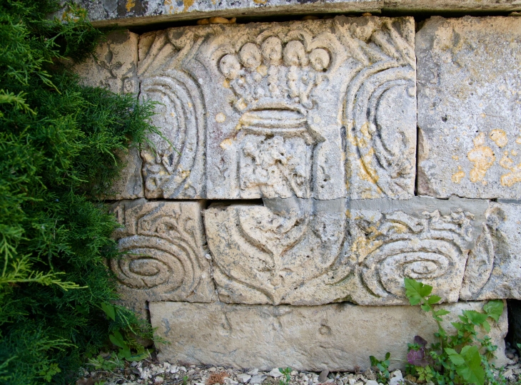 Détail : Gravure de la tombe. - Saint-Genès-de-Lombaud