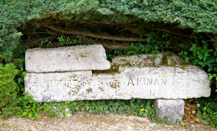 Sarcophage, réutilisé, pour l'inhumation du Curé, Messire de Saint Aignan de 1745 à 1764.  - Saint-Genès-de-Lombaud